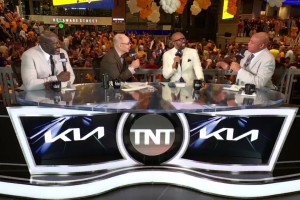 j9九游真人游戏第一平台💣️纽约球迷入侵印第安纳：尼克斯6场拿下😤！