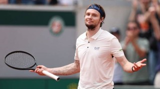 法网男单爆冷门！9号种子两盘在握遭逆转，遗憾止步无缘32强