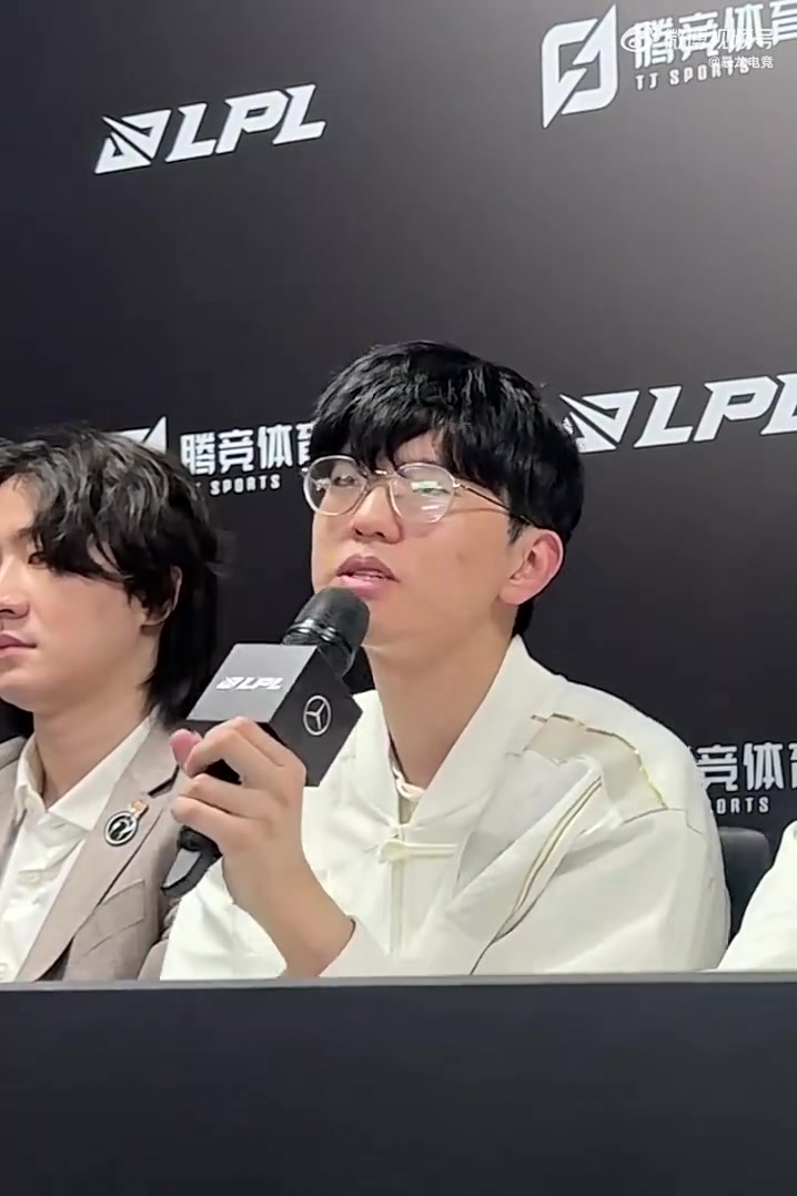 九游会j9官网真人游戏第一品牌心态彻底崩了！JieJie赛后采访仰头真是欲哭无泪 Daeny教练在旁偷偷安慰