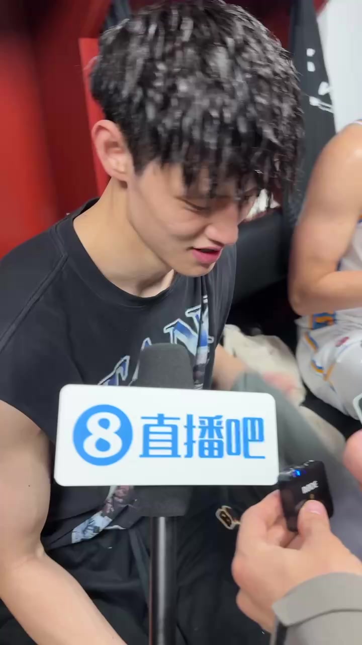 j9九游会老哥俱乐部交流曾凡博：想坚持留在场上 川哥今天太猛了 G1后很多人不看好我们
